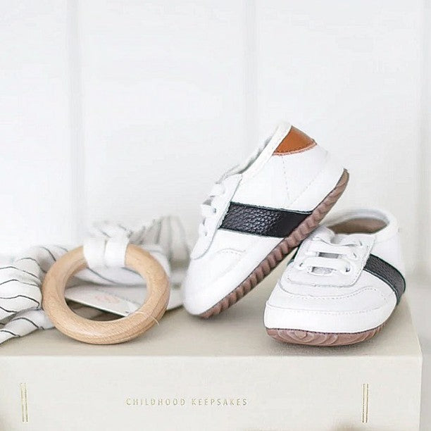 White and black little love bug sneakers, made with 100% leather