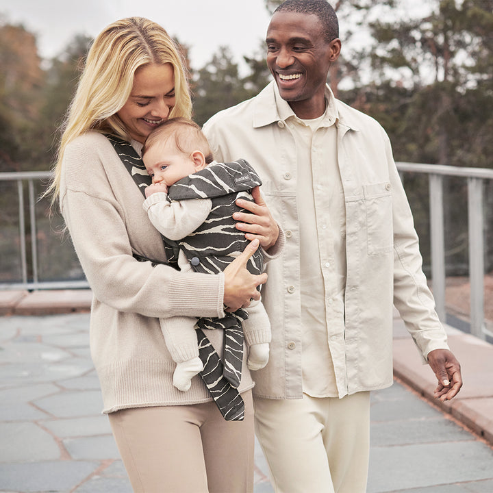 parents outdoors with baby in babybjorn baby carrier mini landscape print