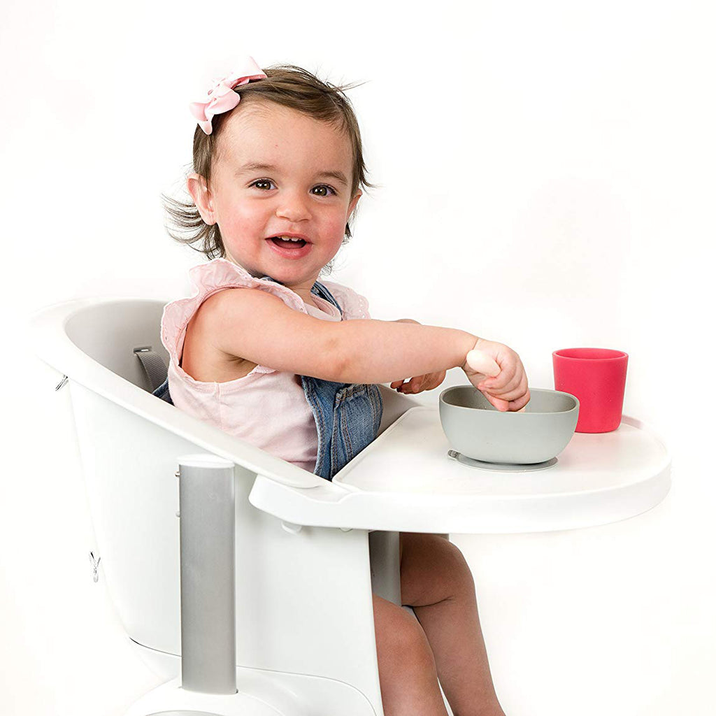 Toddler using Béaba Silicone Children's Suction Bottom Bowl