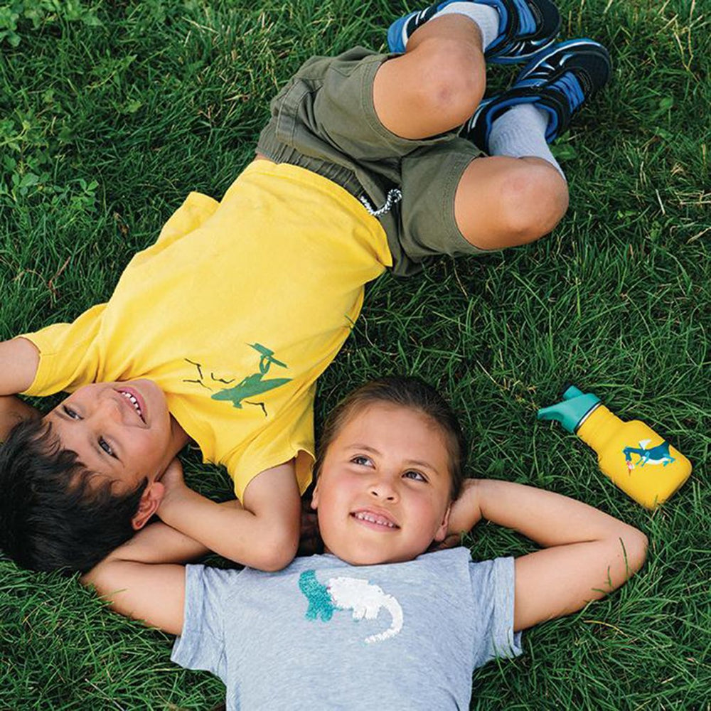 Children playing outside with the klean kanteen water bottle.