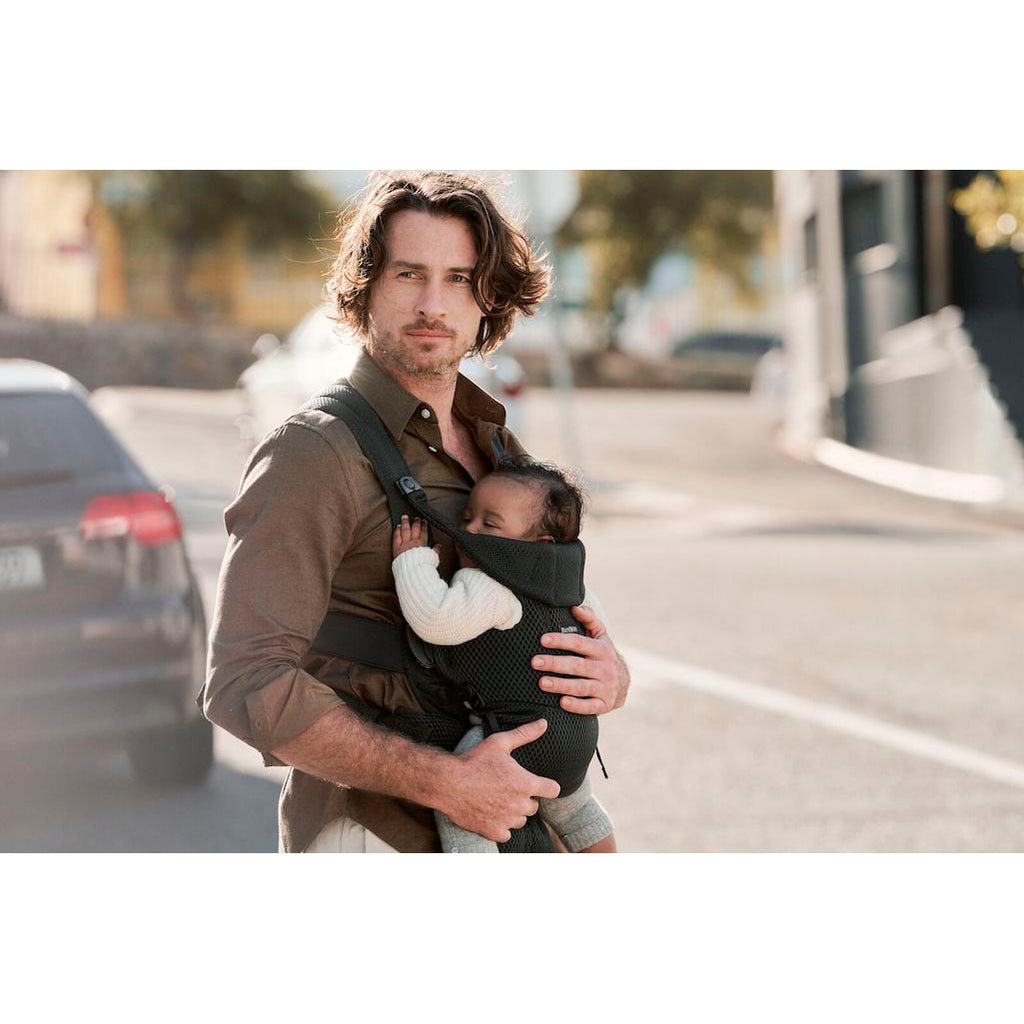 dad with newborn facing inwards in babybjorn free anthracite
