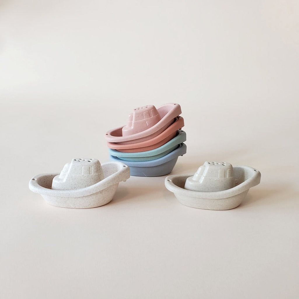 Minito & Co's bath toy set featuring boats perfect for infants.